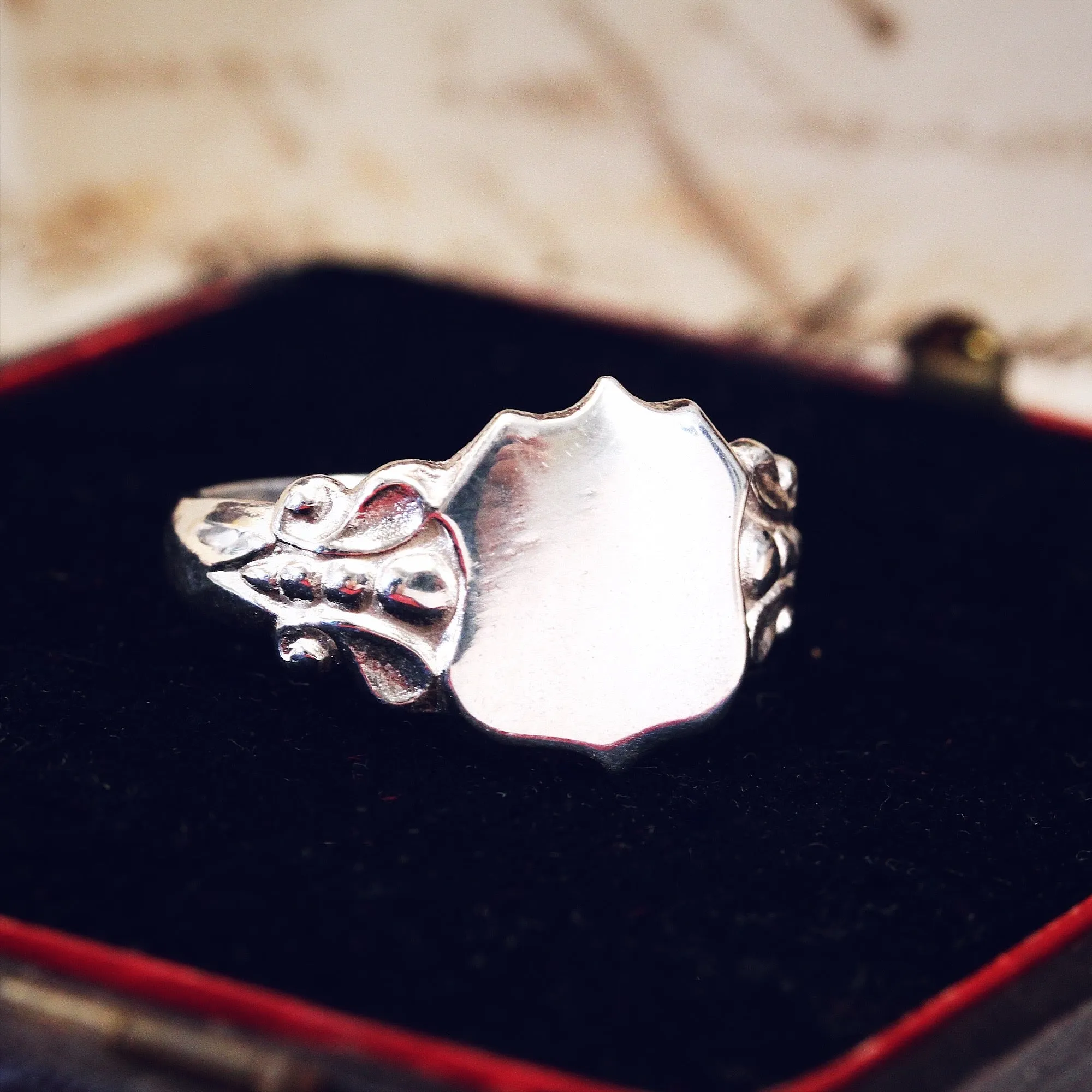 Date 1971 Vintage Silver Shield Signet Ring