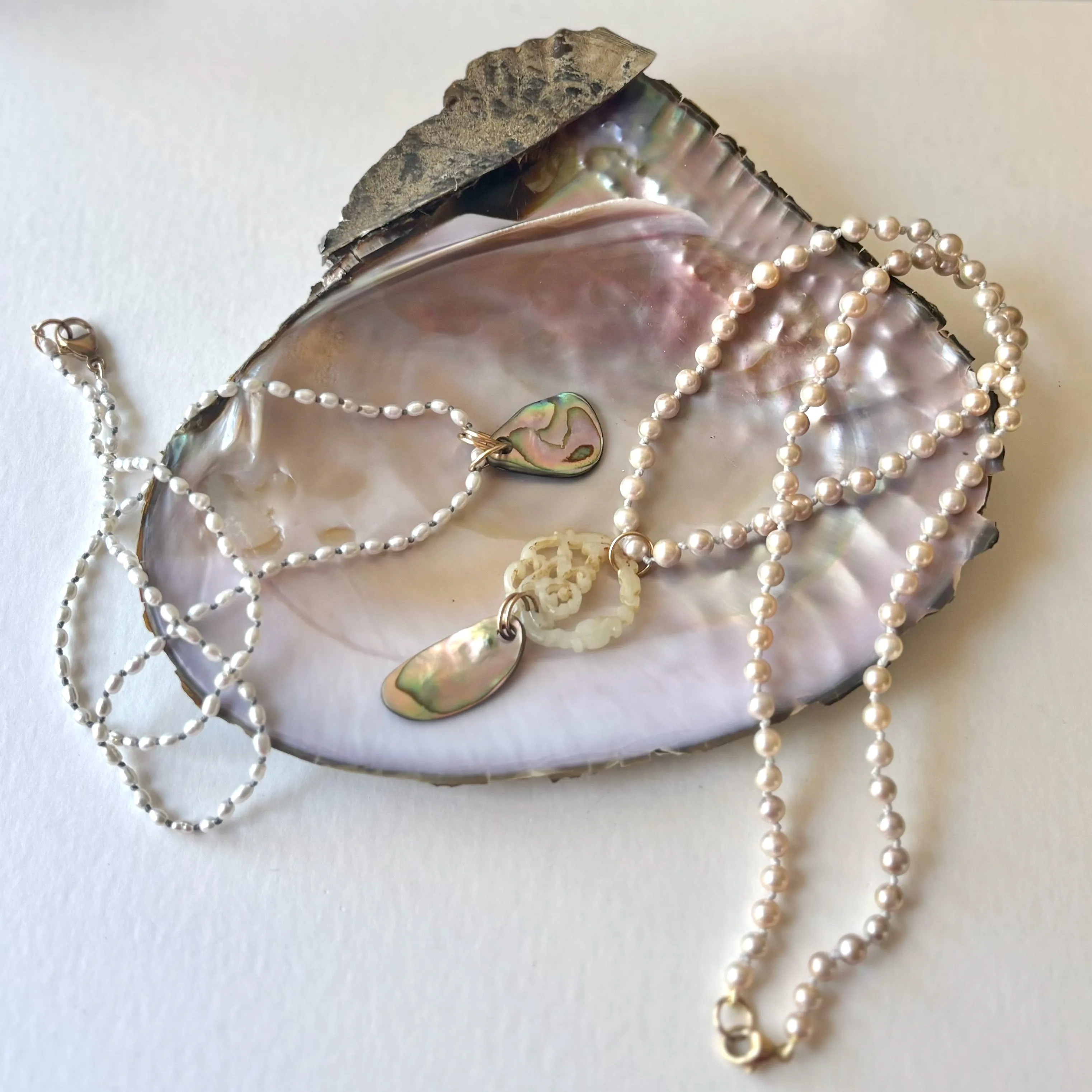 NEPHRITE JADE AND ABALONE SHELL PEARL NECKLACE