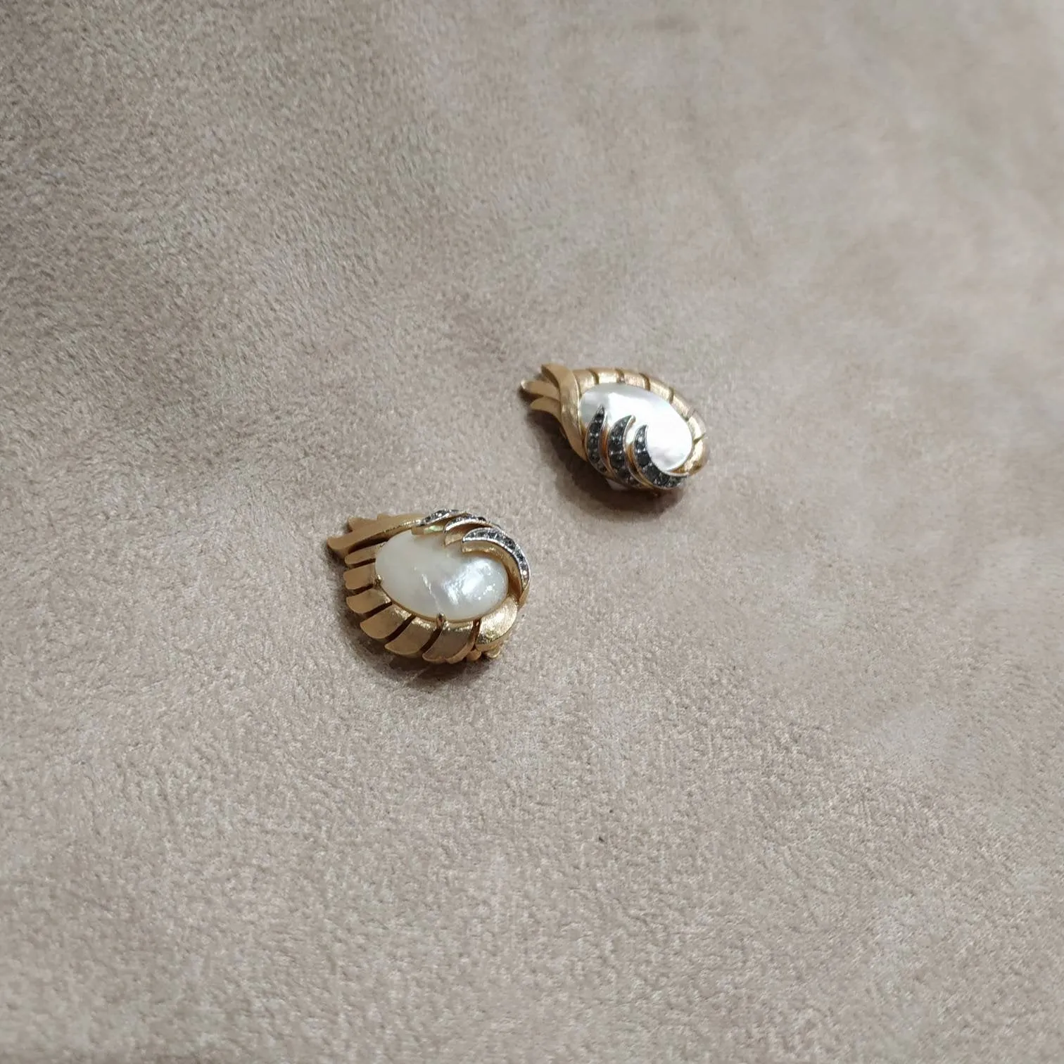 Trifari Vintage Mother Of Pearl Earrings Clip oval