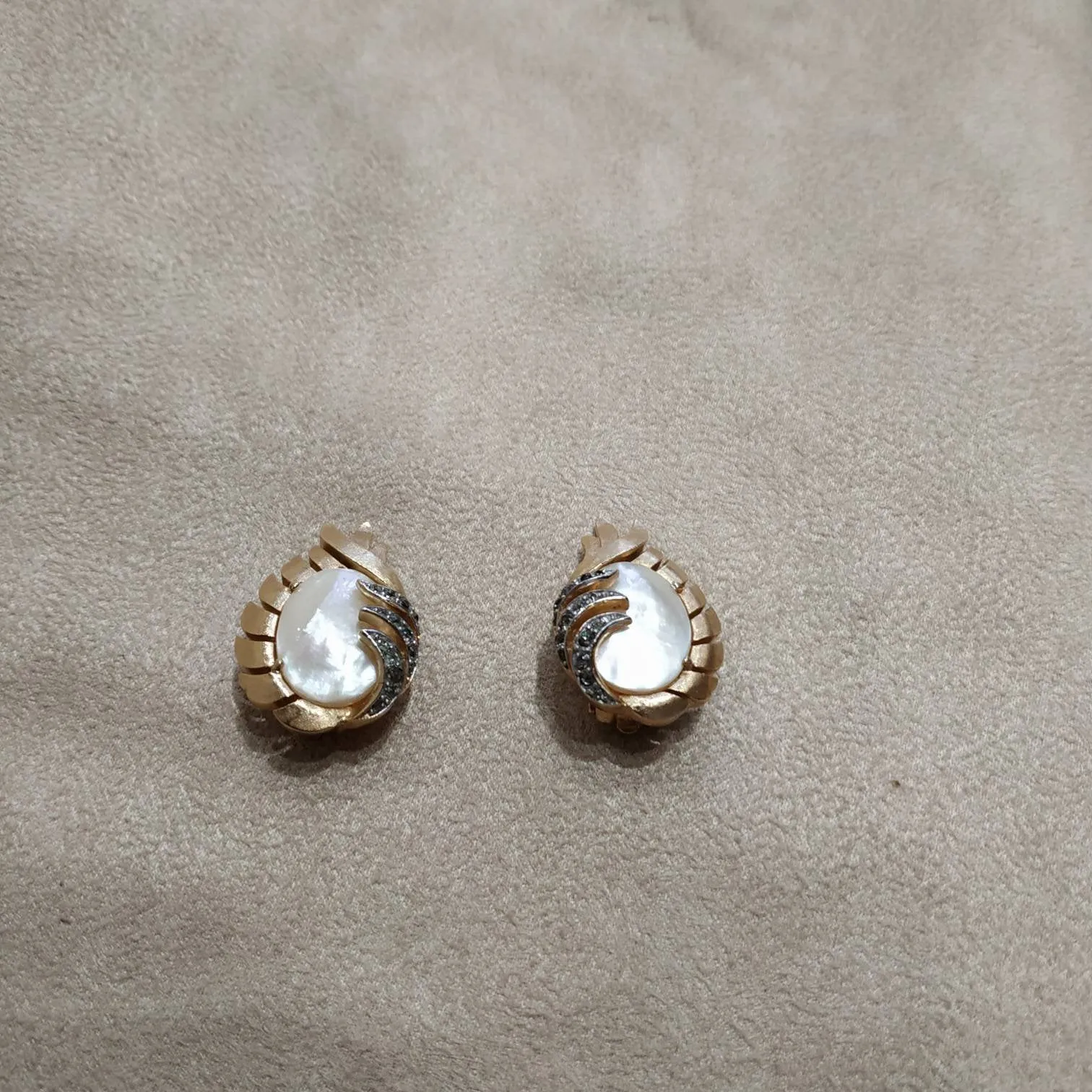 Trifari Vintage Mother Of Pearl Earrings Clip oval