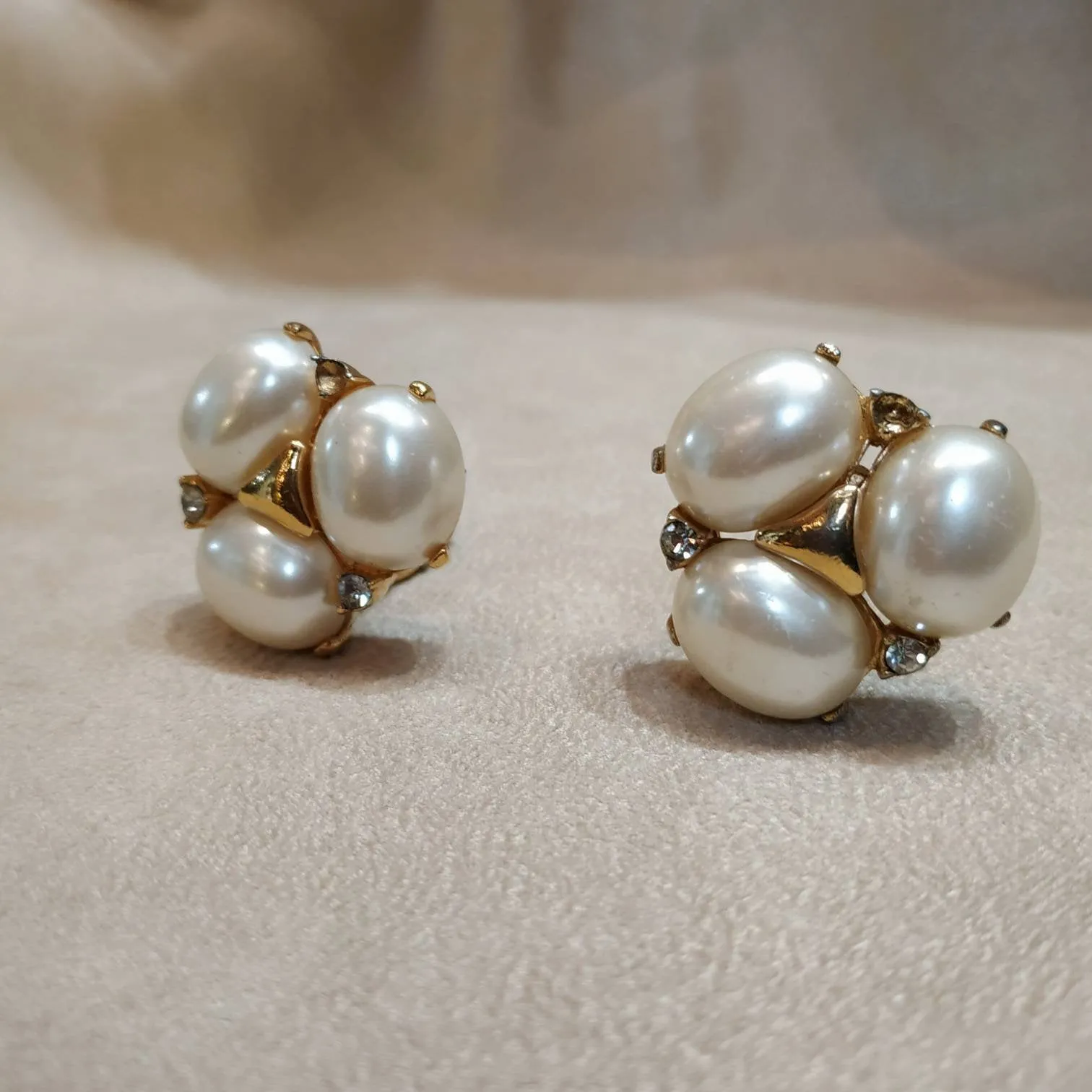 Vintage Ciner 3 Pearl Earrings